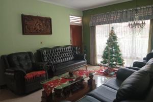 Rumah SHM 9 KT dan 4 KM di Jakarta Dijual