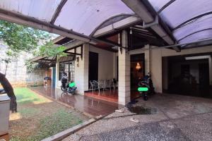 Dijual Rumah Klasik 2 Lantai SHM Lokasi Strategis di Area Tebet